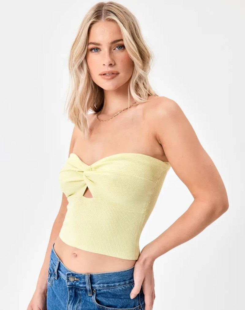 Sianie Aitken featured in  the Glassons catalogue for Holiday 2023