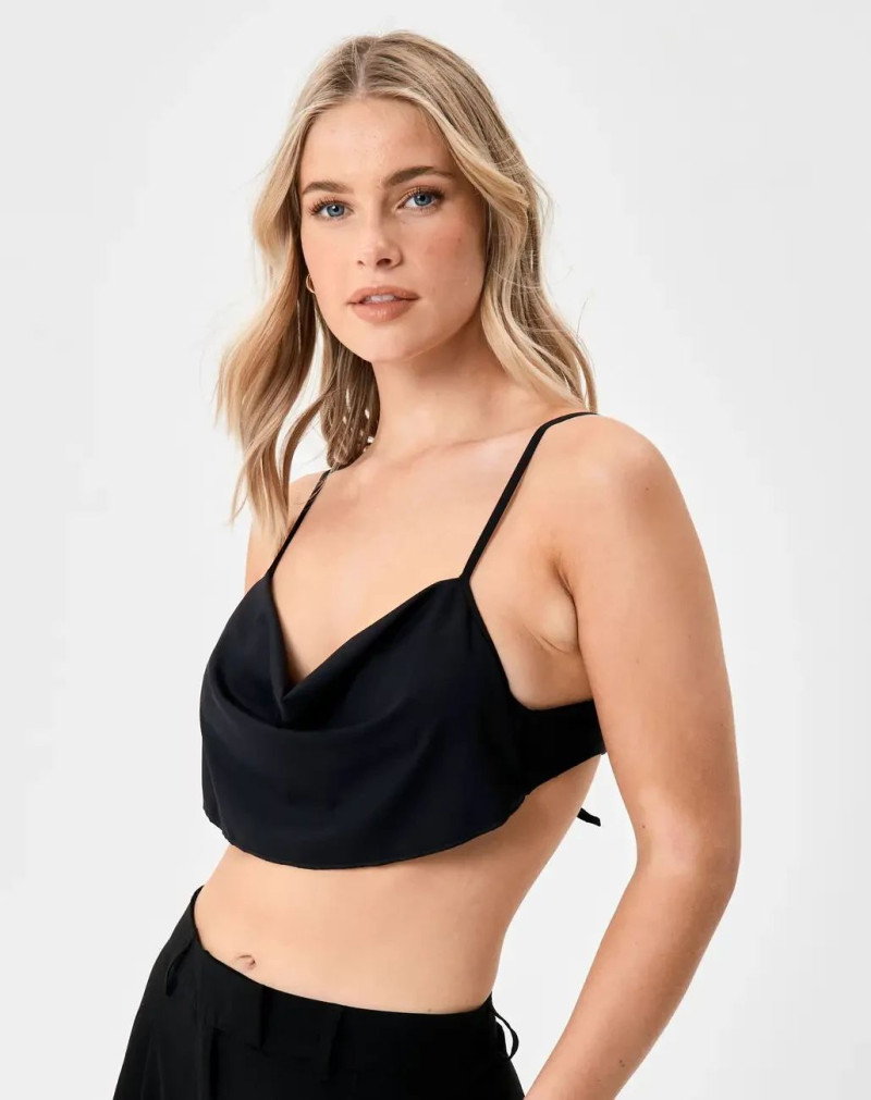 Sianie Aitken featured in  the Glassons catalogue for Holiday 2023