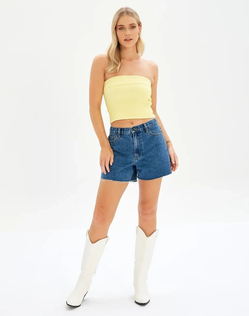 Sianie Aitken featured in  the Glassons catalogue for Holiday 2023