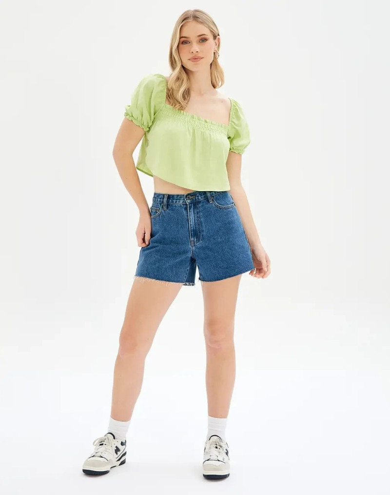 Sianie Aitken featured in  the Glassons catalogue for Holiday 2023