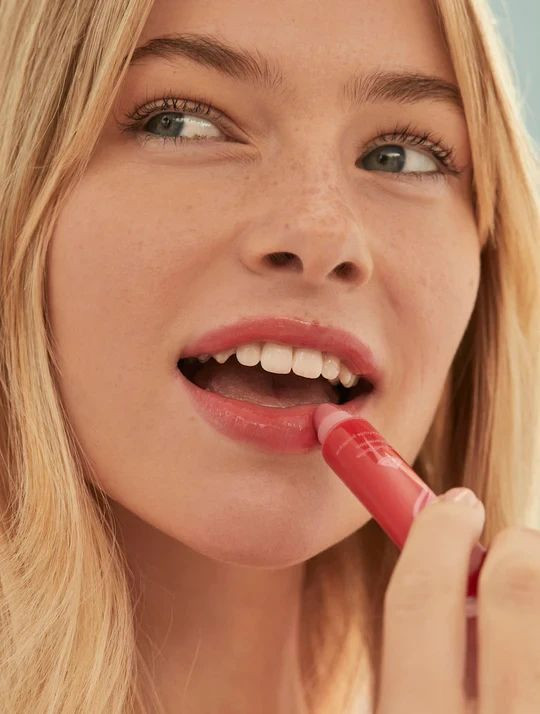 Sianie Aitken featured in  the Lano Lips advertisement for Spring/Summer 2022