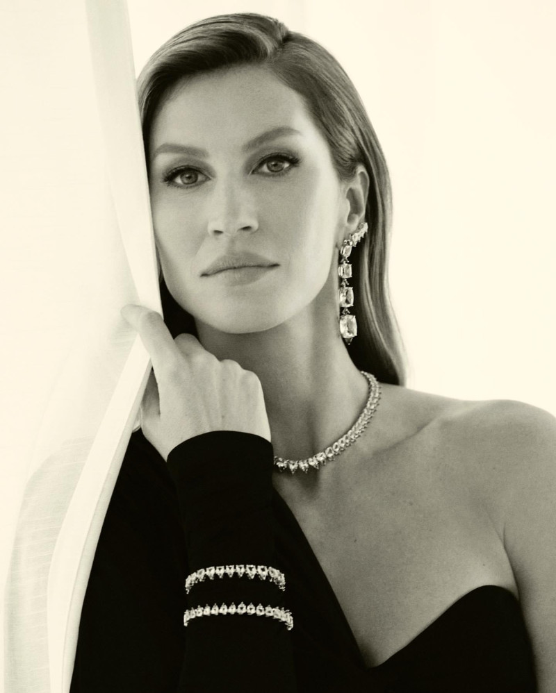 Gisele Bundchen featured in  the Vivara advertisement for Christmas 2023