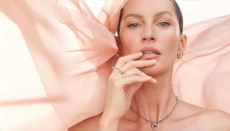 Gisele Bundchen featured in  the Vivara Elos Prata advertisement for Autumn/Winter 2021