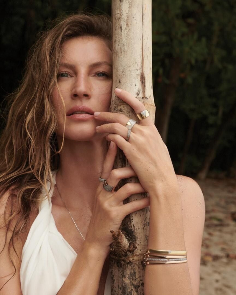 Gisele Bundchen featured in  the Vivara Elos Prata advertisement for Autumn/Winter 2021