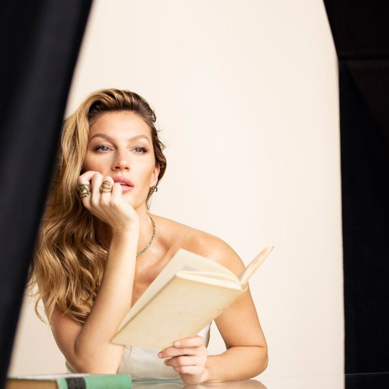 Gisele Bundchen featured in  the Vivara Valentine\'s Day advertisement for Summer 2019