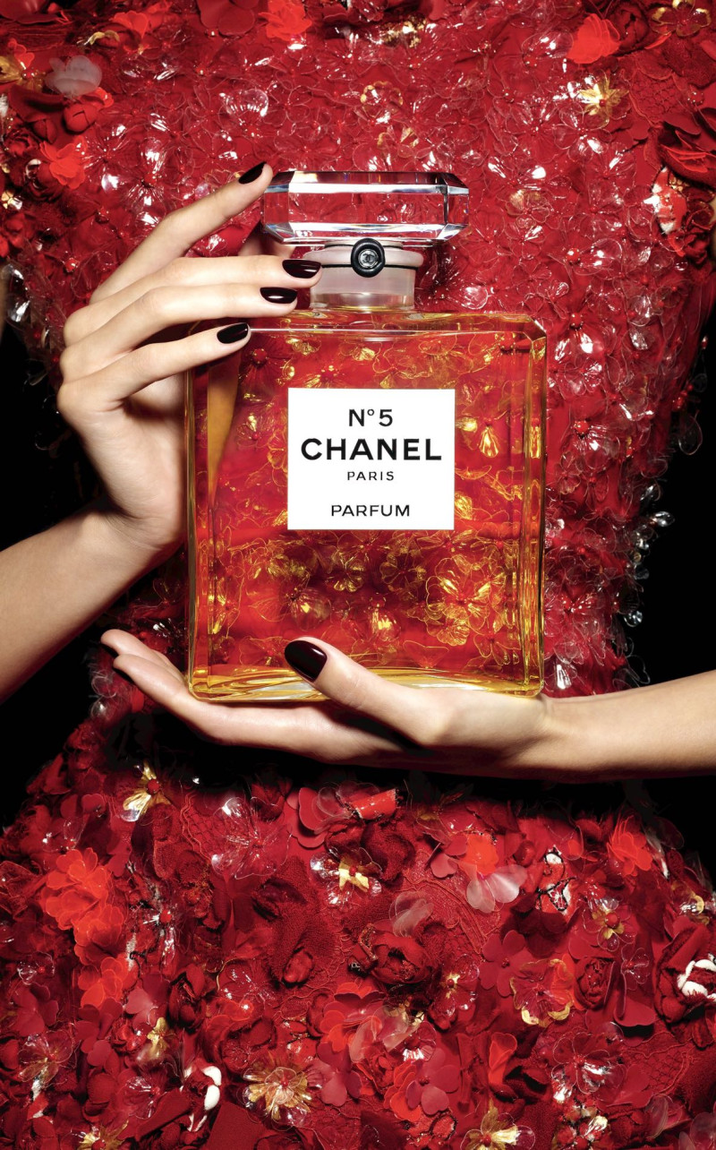 Gisele Bundchen featured in  the Chanel Parfums N°5 advertisement for Autumn/Winter 2015