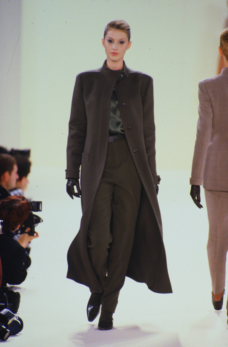 Gisele Bundchen featured in  the Oscar de la Renta fashion show for Autumn/Winter 1996