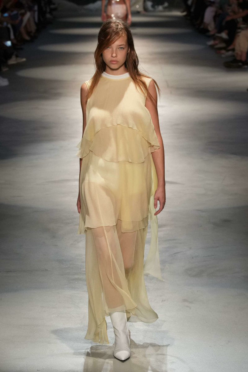 Mirte Rooze featured in  the N° 21 fashion show for Spring/Summer 2024