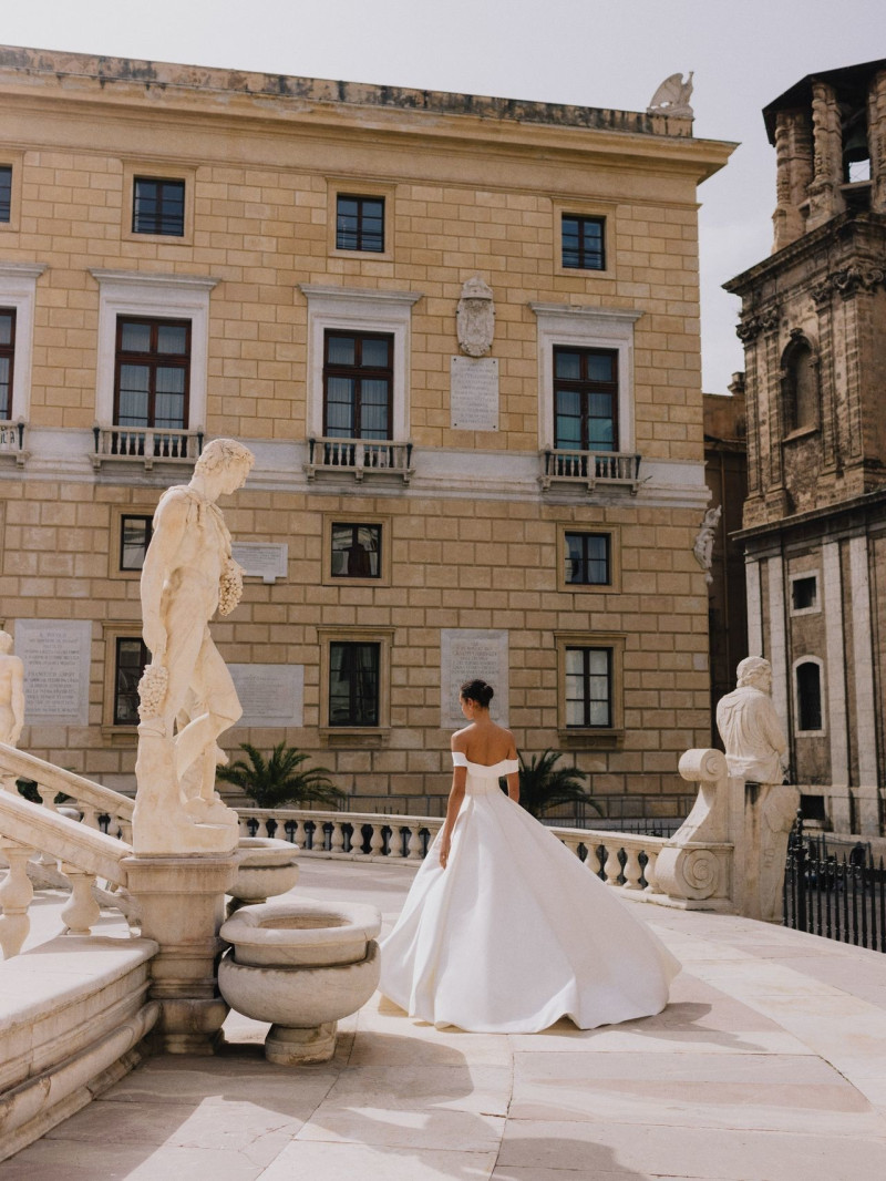 Monique Lhuillier Bridal lookbook for Spring 2023