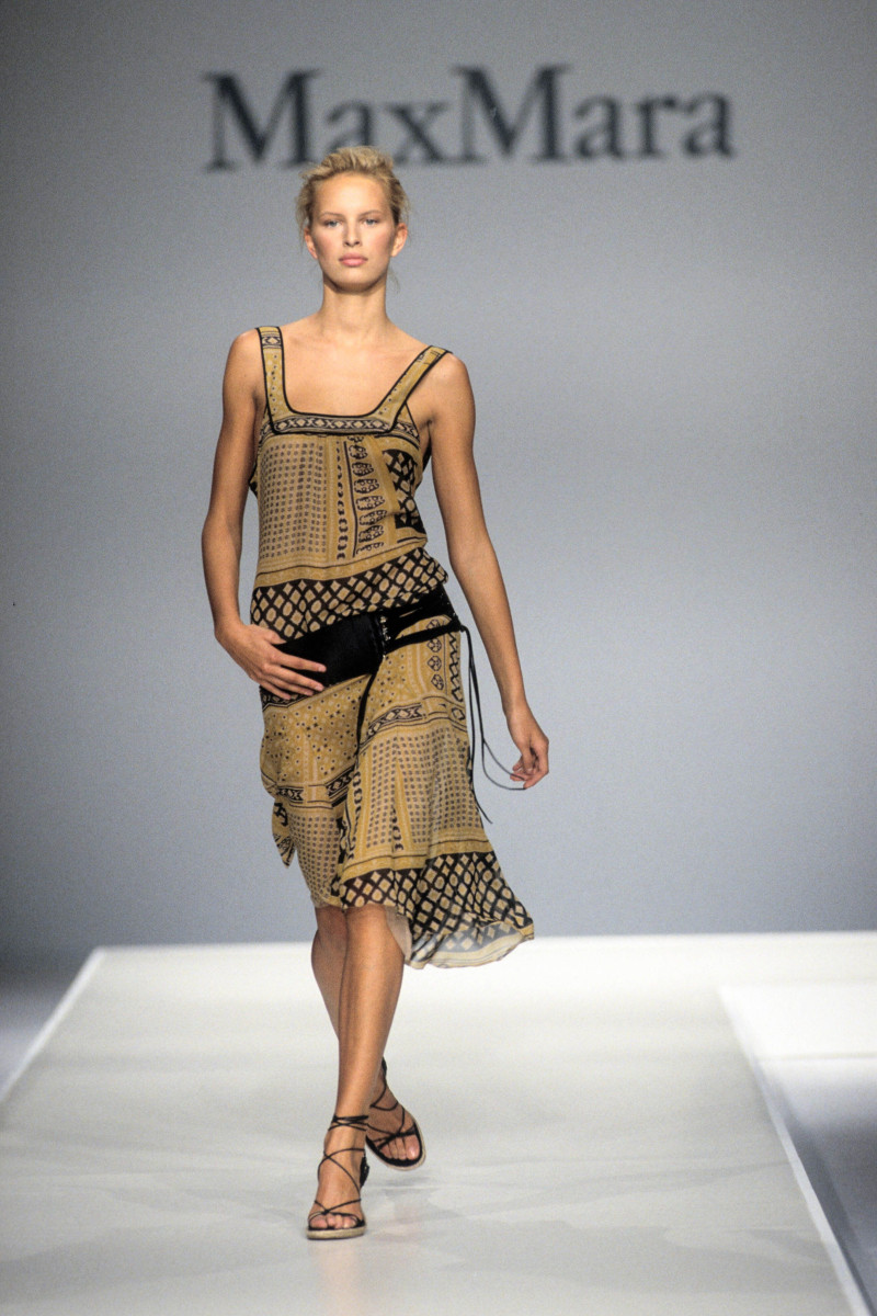 Karolina Kurkova featured in  the Max Mara fashion show for Spring/Summer 2002