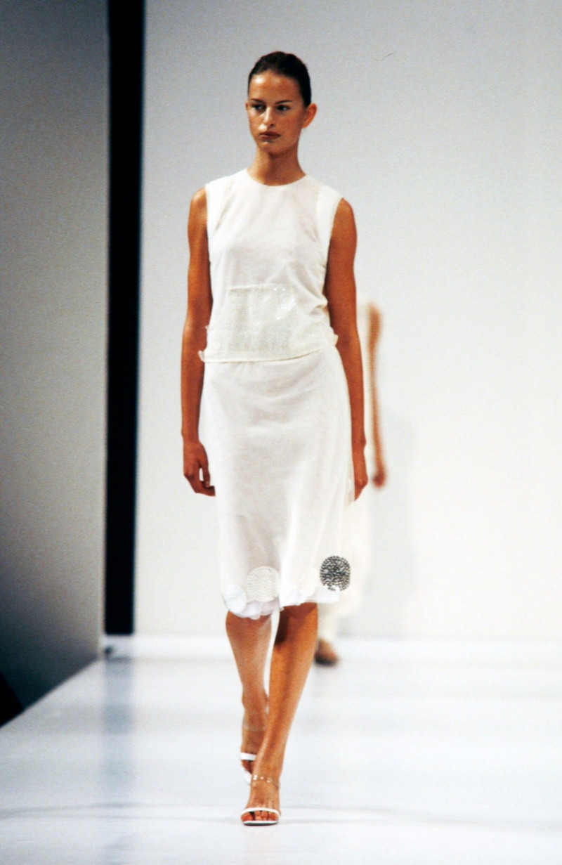 Karolina Kurkova featured in  the Vera Wang fashion show for Spring/Summer 2000