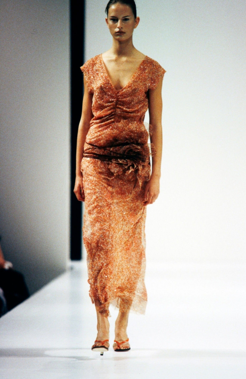 Karolina Kurkova featured in  the Vera Wang fashion show for Spring/Summer 2000