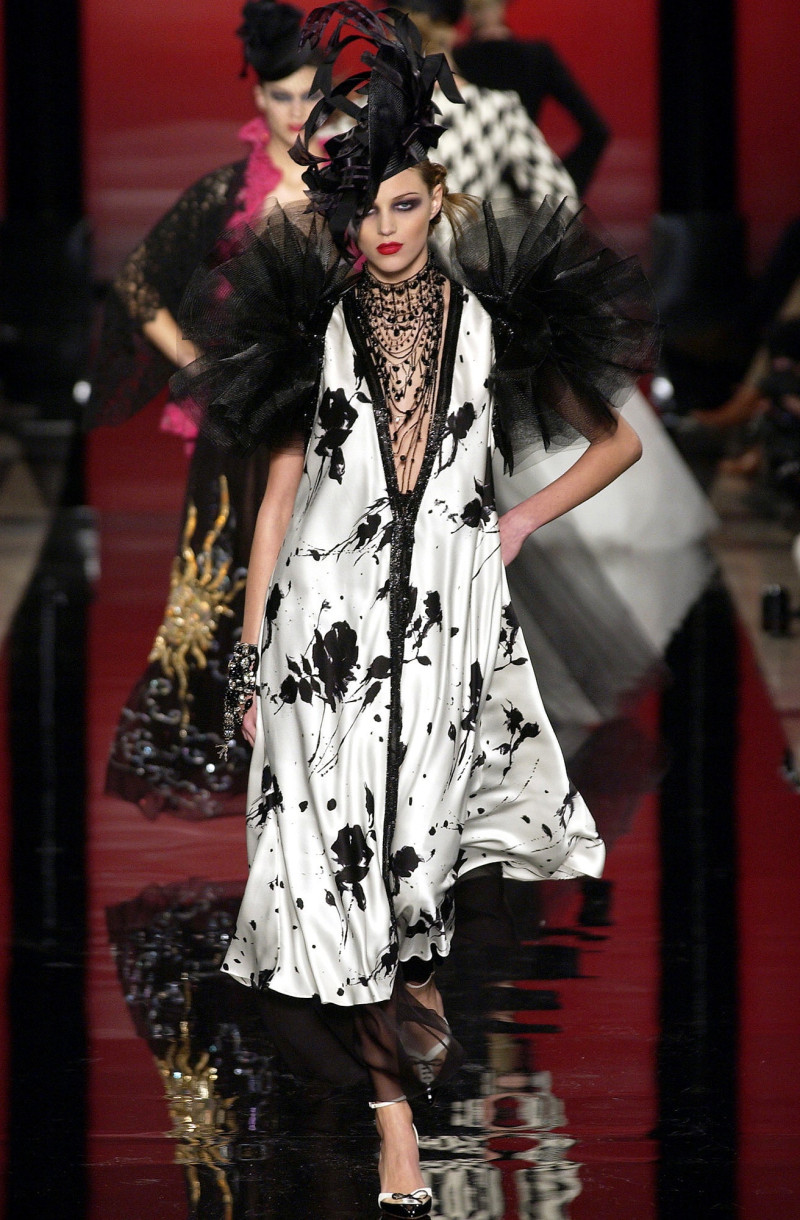 Emanuel Ungaro Haute-Couture fashion show for Spring/Summer 2003