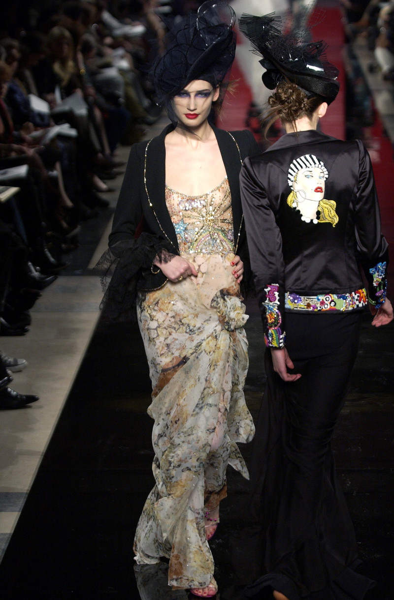 Emanuel Ungaro Haute-Couture fashion show for Spring/Summer 2003