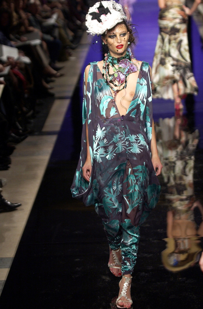 Emanuel Ungaro Haute-Couture fashion show for Spring/Summer 2003