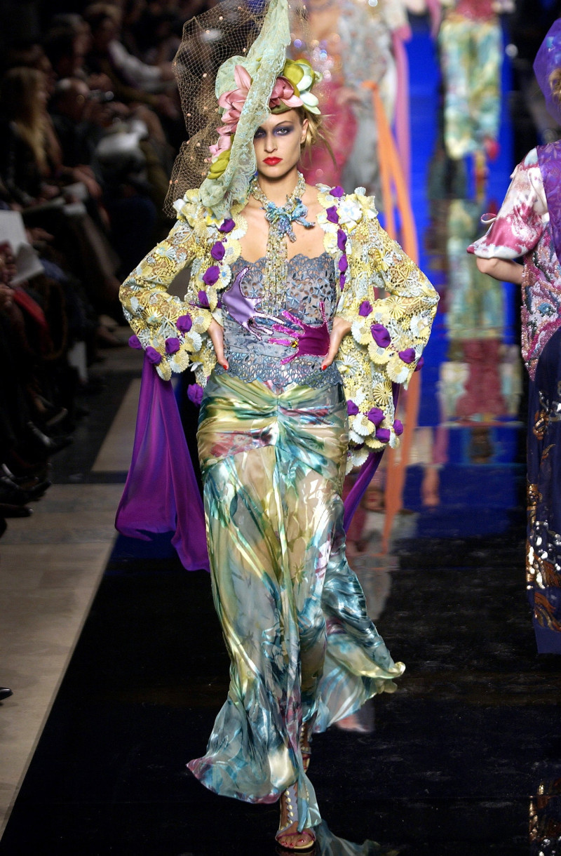 Emanuel Ungaro Haute-Couture fashion show for Spring/Summer 2003