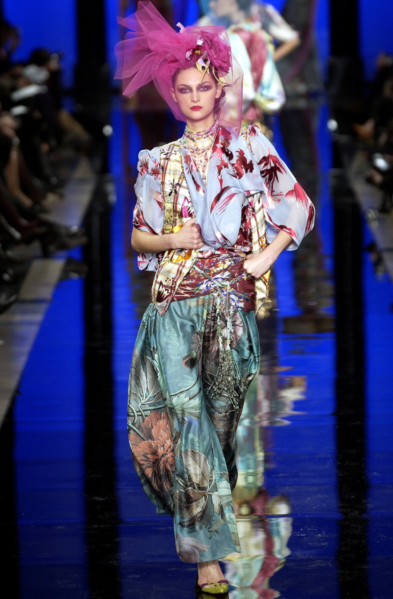 Emanuel Ungaro Haute-Couture fashion show for Spring/Summer 2003