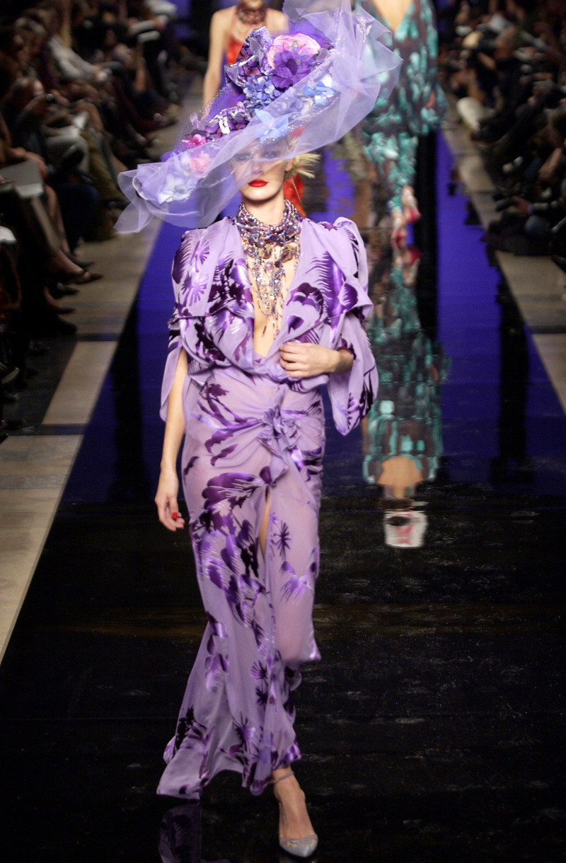 Emanuel Ungaro Haute-Couture fashion show for Spring/Summer 2003