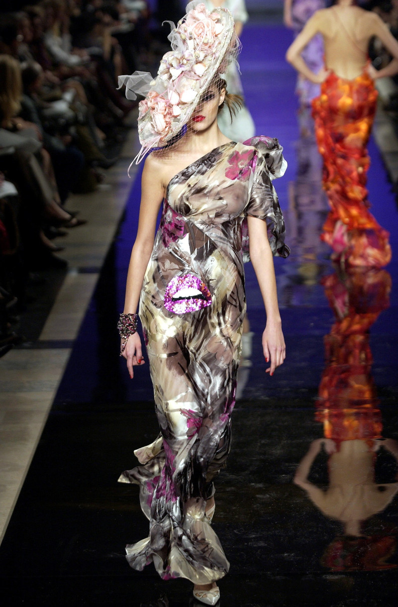Emanuel Ungaro Haute-Couture fashion show for Spring/Summer 2003