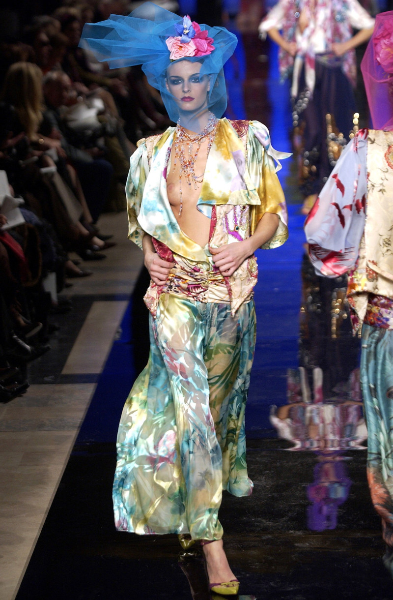 Emanuel Ungaro Haute-Couture fashion show for Spring/Summer 2003