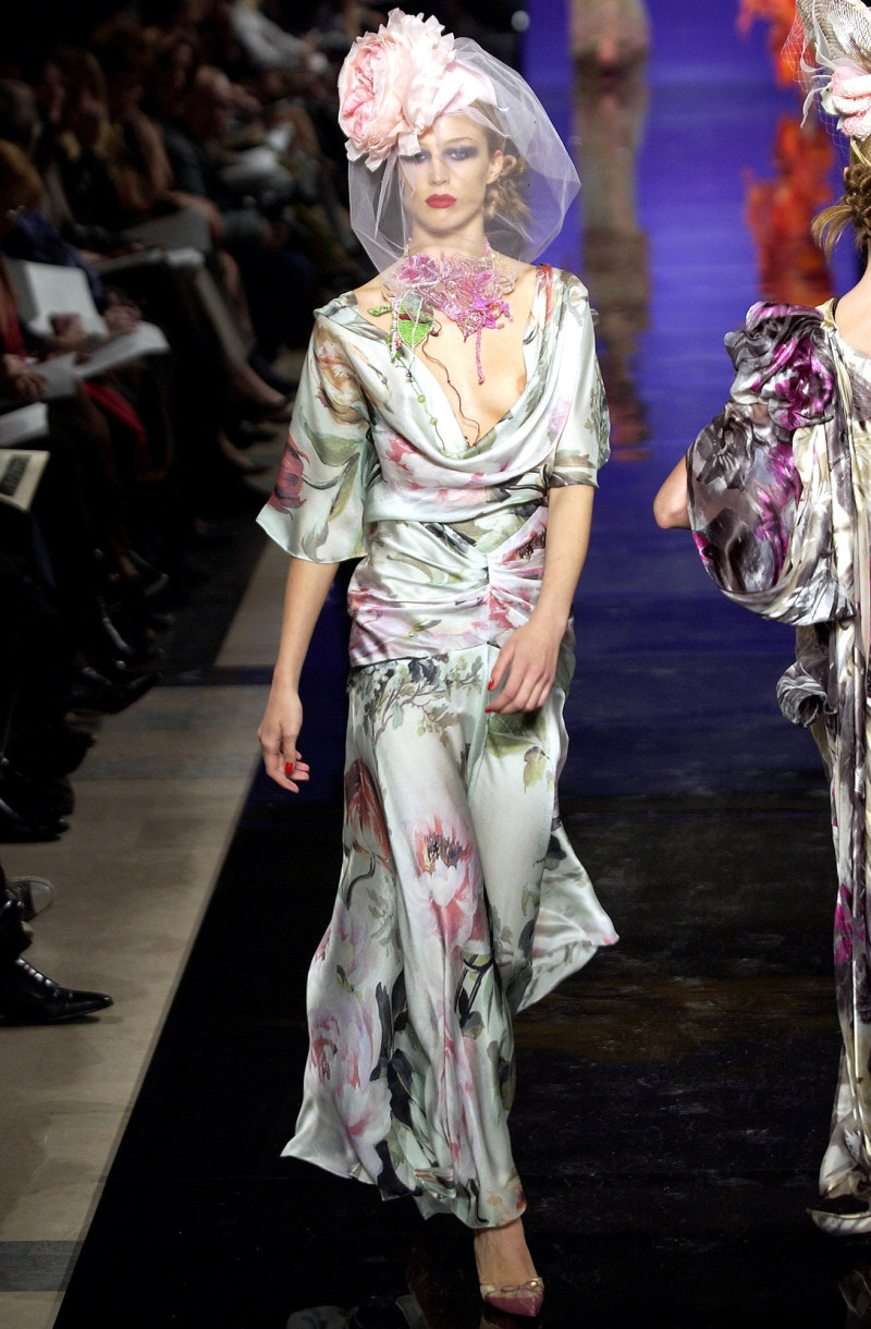 Emanuel Ungaro Haute-Couture fashion show for Spring/Summer 2003