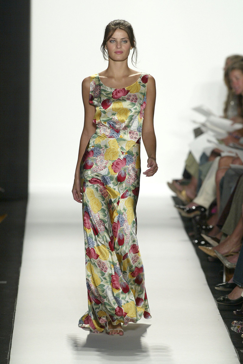 Isabeli Fontana featured in  the Oscar de la Renta fashion show for Spring/Summer 2005