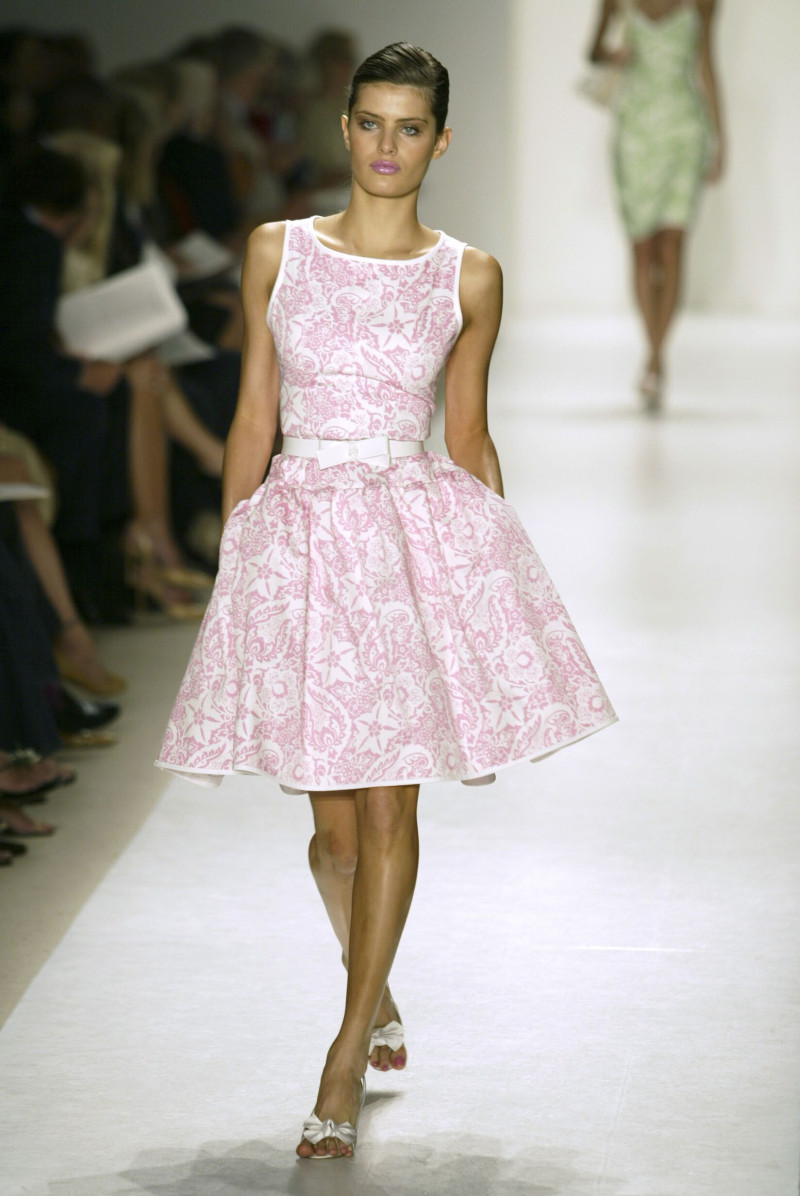 Isabeli Fontana featured in  the Oscar de la Renta fashion show for Spring/Summer 2004