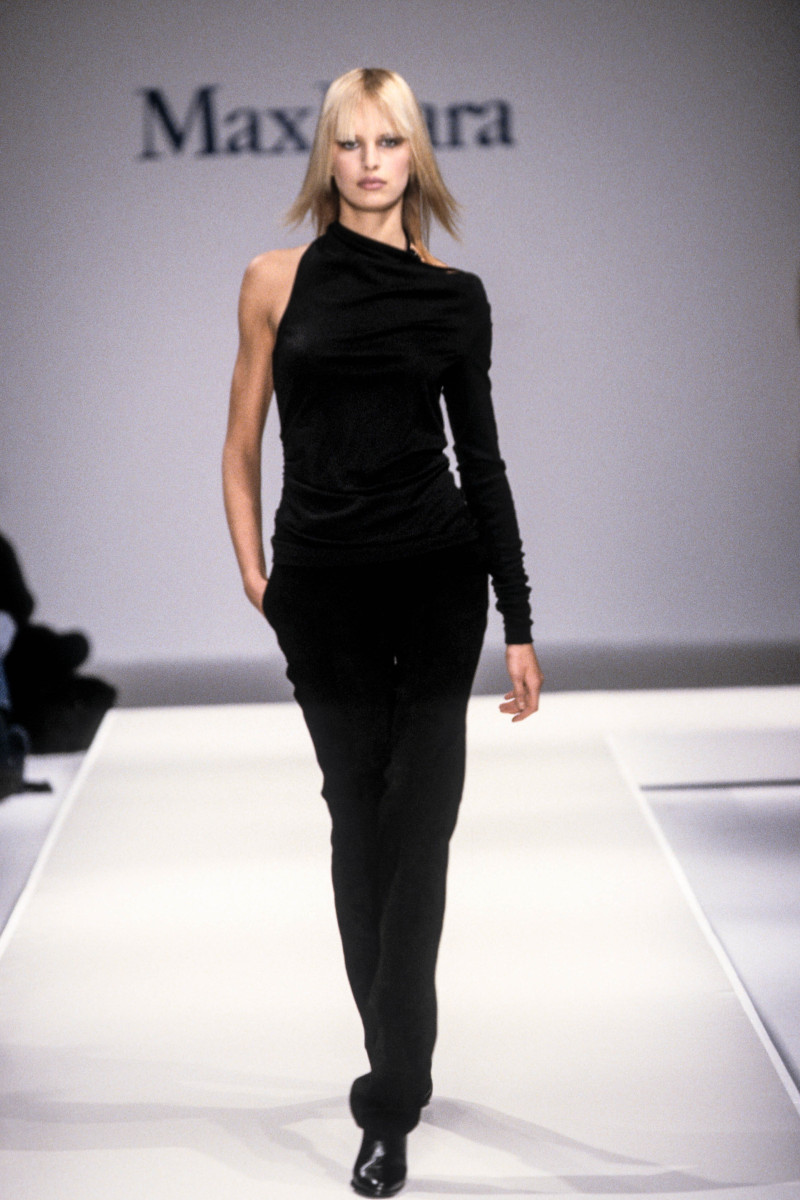 Karolina Kurkova featured in  the Max Mara fashion show for Autumn/Winter 2001