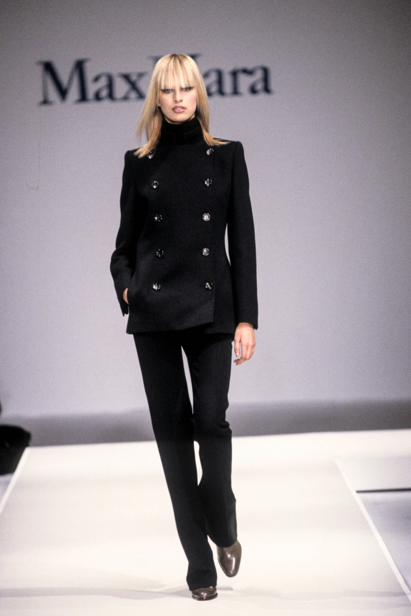 Karolina Kurkova featured in  the Max Mara fashion show for Autumn/Winter 2001