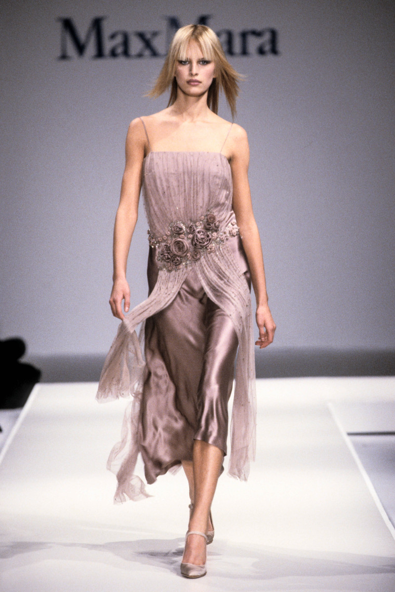 Karolina Kurkova featured in  the Max Mara fashion show for Autumn/Winter 2001