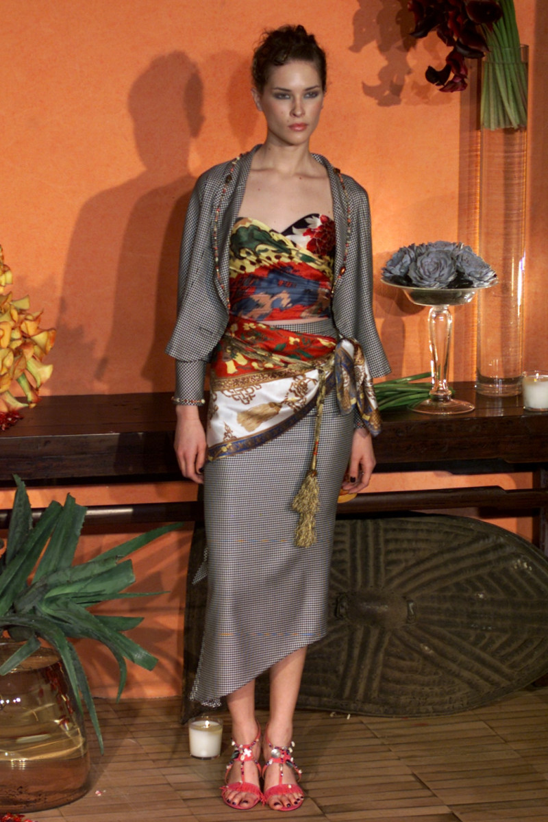Emanuel Ungaro Haute-Couture fashion show for Spring/Summer 2002