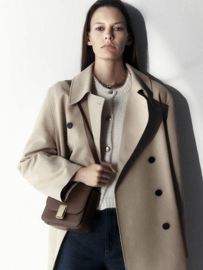 Amanda Murphy featured in  the Massimo Dutti Bags Ubrique  lookbook for Winter 2022