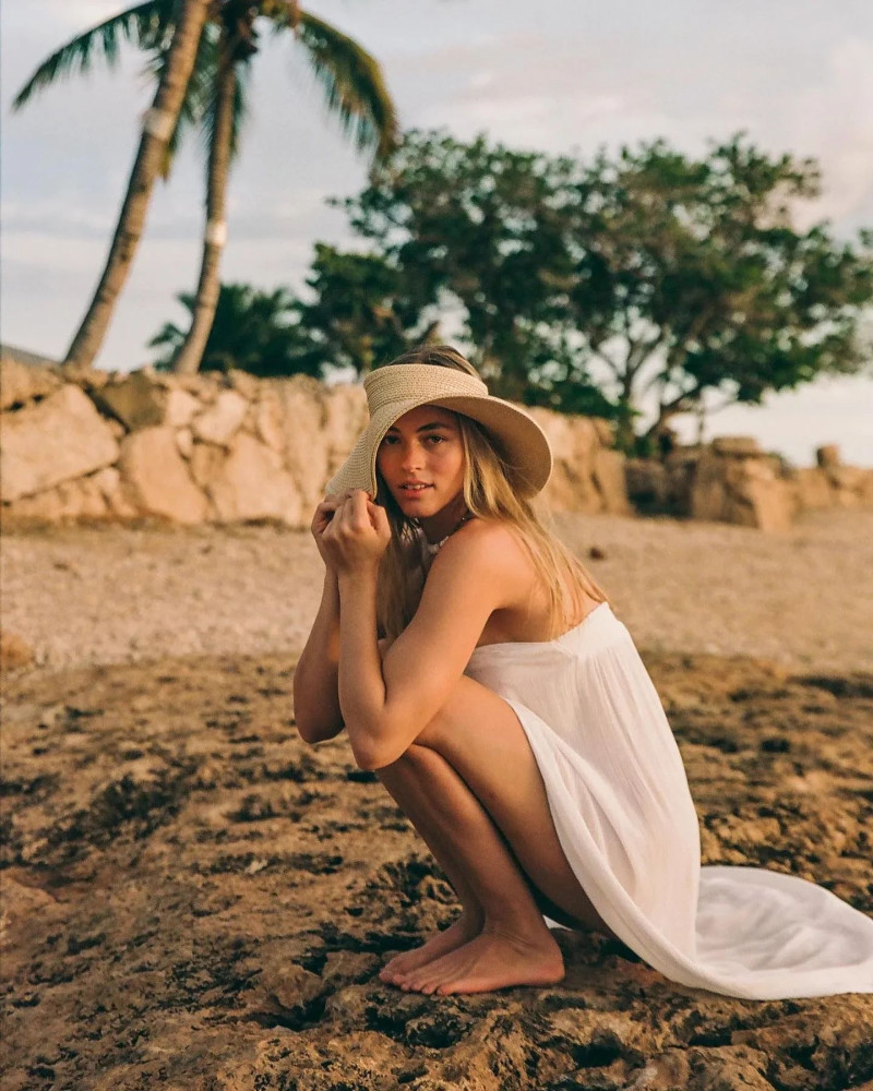 Caroline Kelley featured in  the O\'Neill lookbook for Spring/Summer 2022