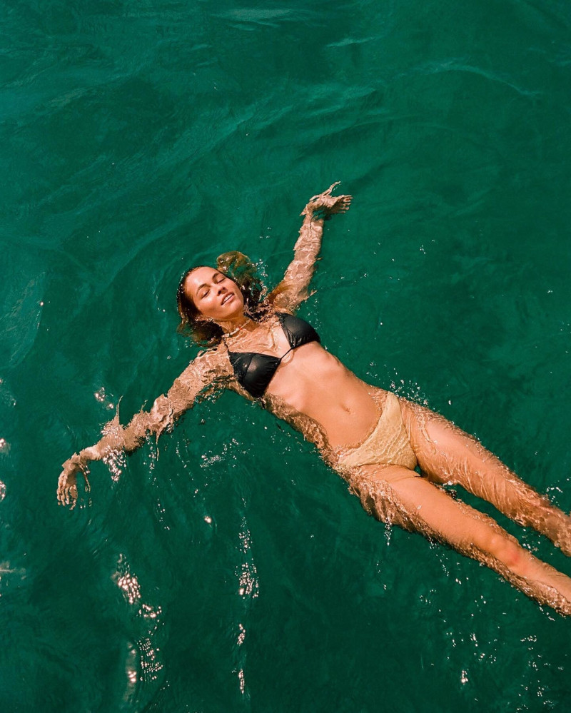 Caroline Kelley featured in  the O\'Neill lookbook for Spring/Summer 2022