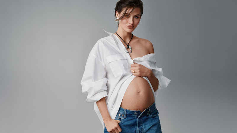 Grace Elizabeth featured in  the Michael Kors Collection Michael Kors Mothers Day 2024 Campaign advertisement for Spring/Summer 2024
