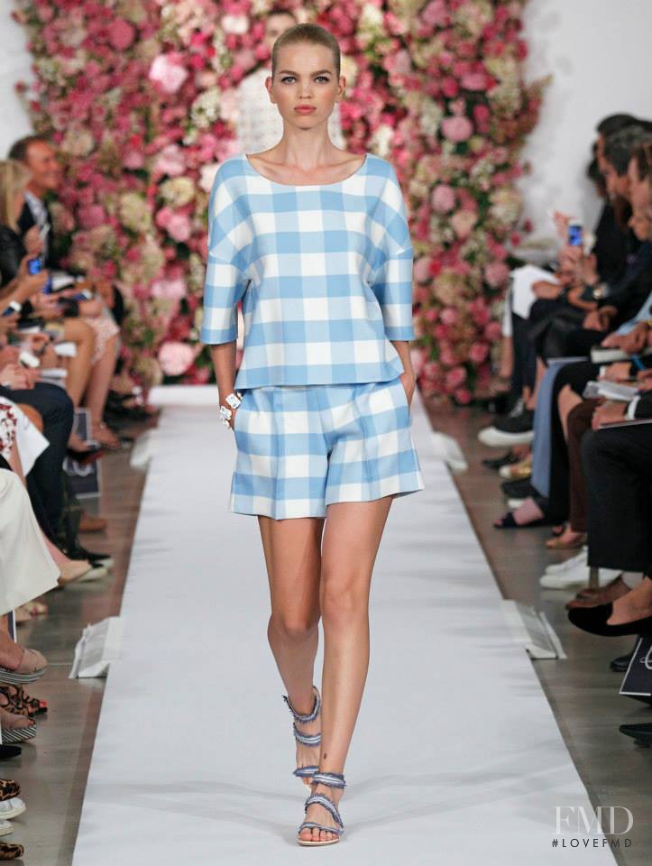 Daphne Groeneveld featured in  the Oscar de la Renta fashion show for Spring/Summer 2015