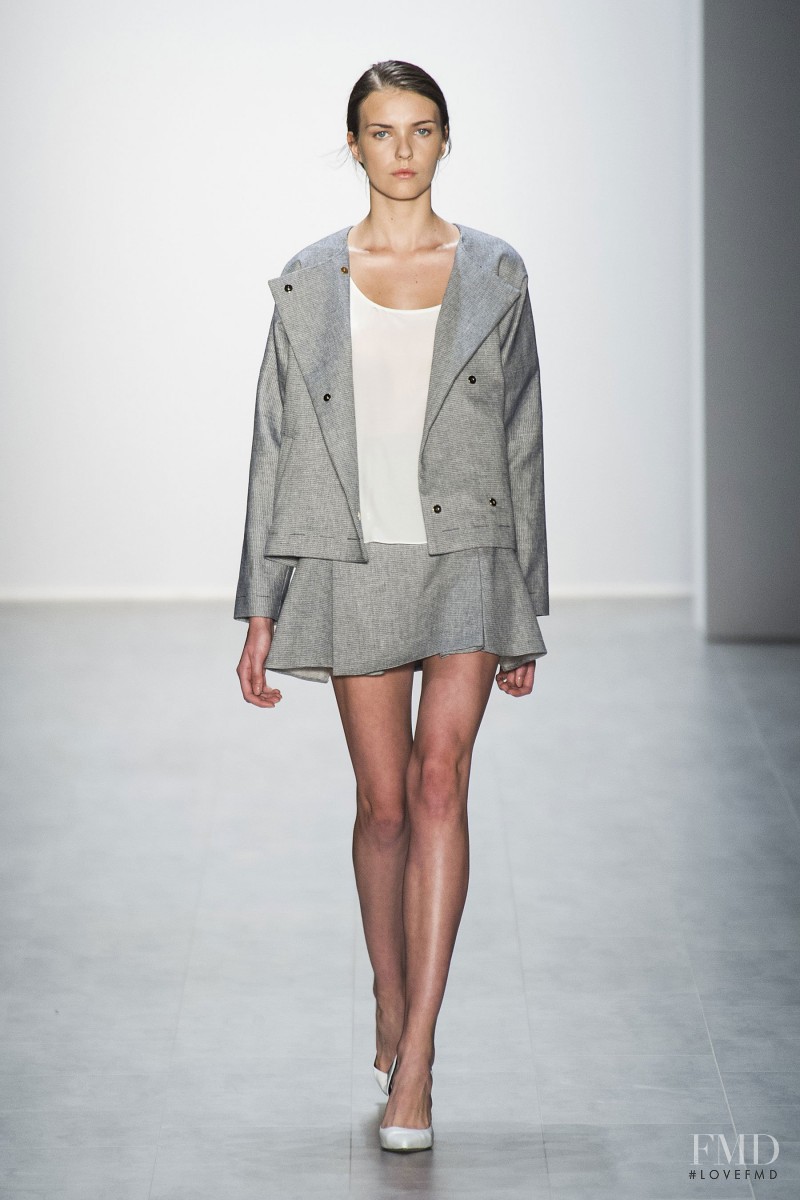 Hien Le fashion show for Spring/Summer 2015