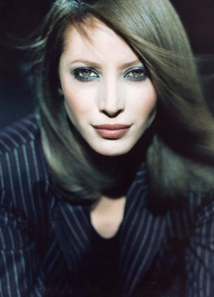 Christy Turlington featured in  the mondi advertisement for Autumn/Winter 1998