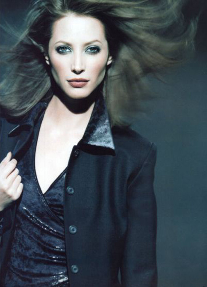 Christy Turlington featured in  the mondi advertisement for Autumn/Winter 1998