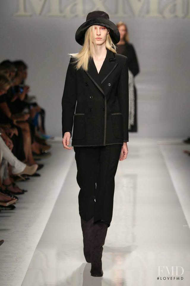 Julia Nobis featured in  the Max Mara fashion show for Spring/Summer 2015