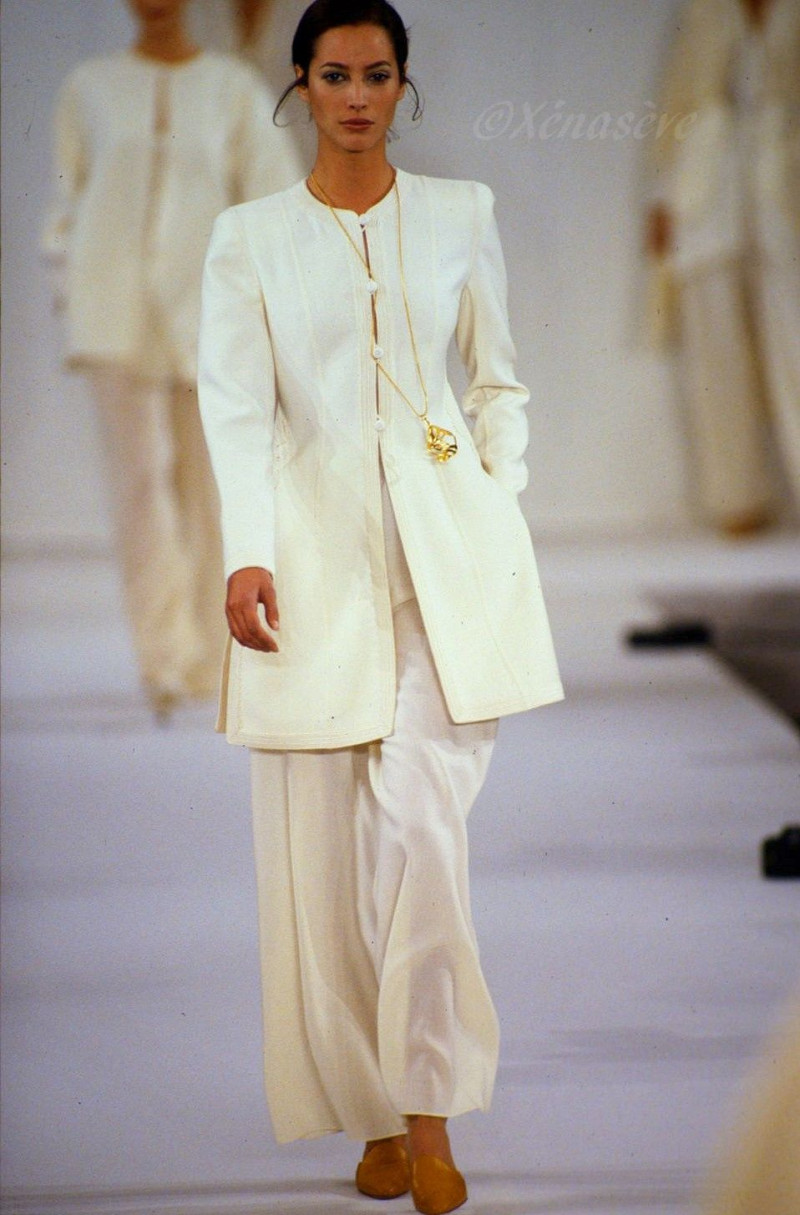 Christy Turlington featured in  the Oscar de la Renta fashion show for Spring/Summer 1994