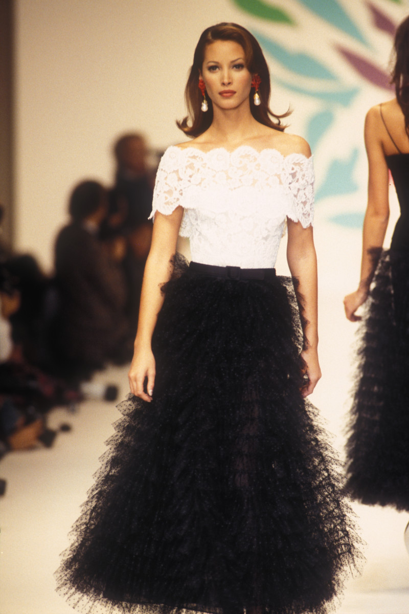 Christy Turlington featured in  the Oscar de la Renta fashion show for Spring/Summer 1993