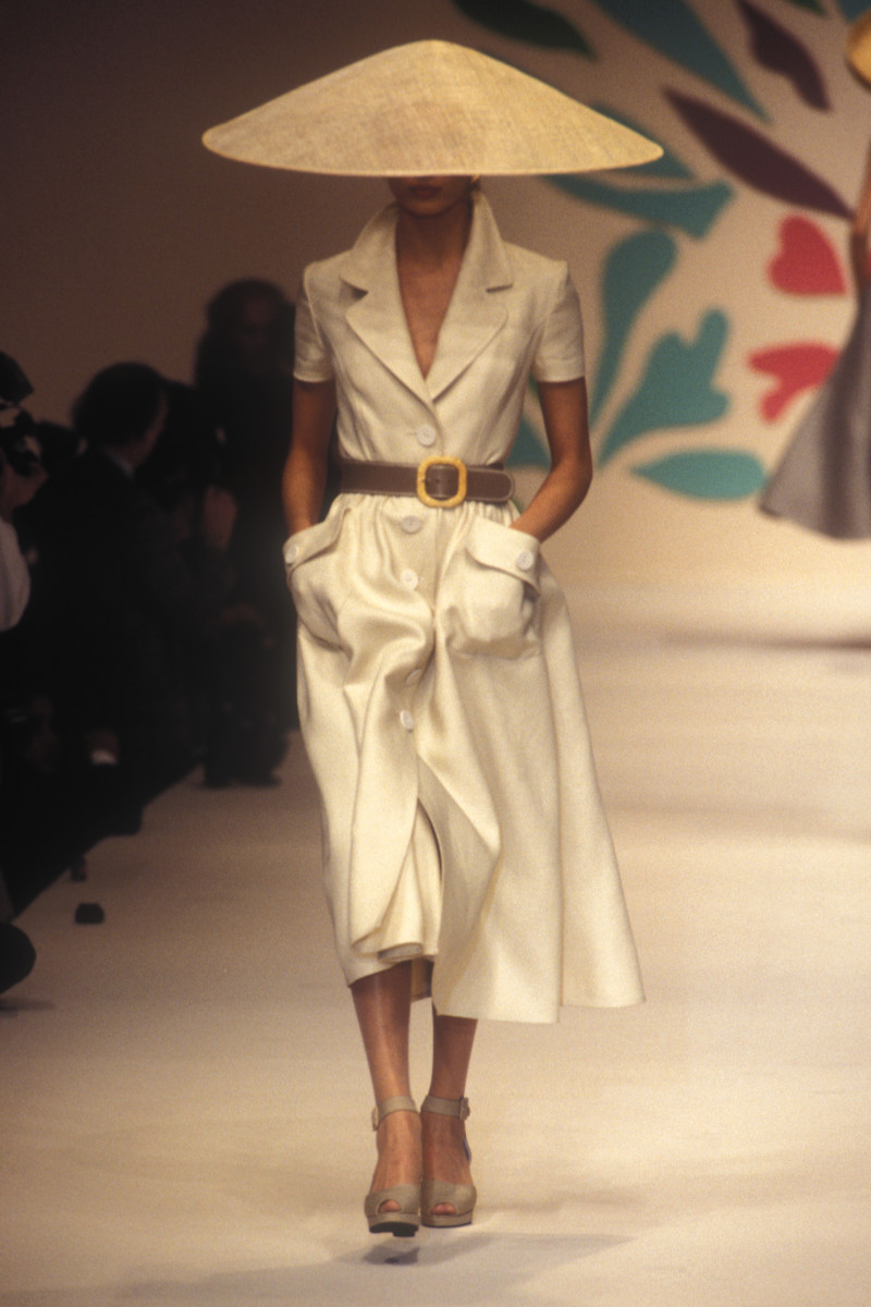 Christy Turlington featured in  the Oscar de la Renta fashion show for Spring/Summer 1993