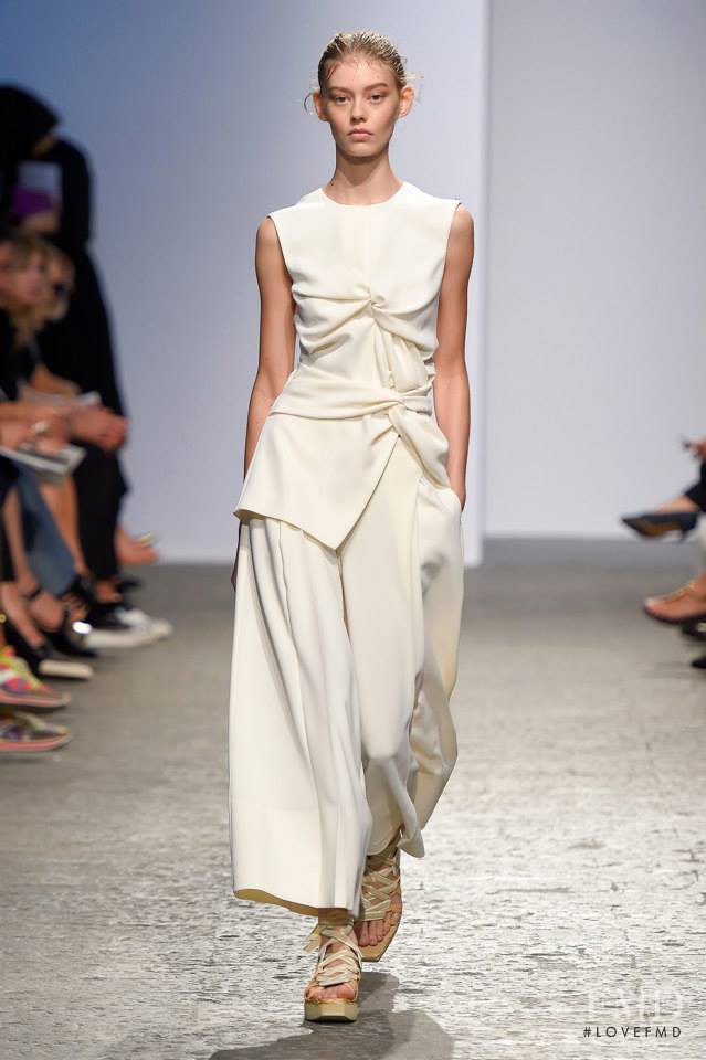 Ondria Hardin featured in  the Sportmax fashion show for Spring/Summer 2015