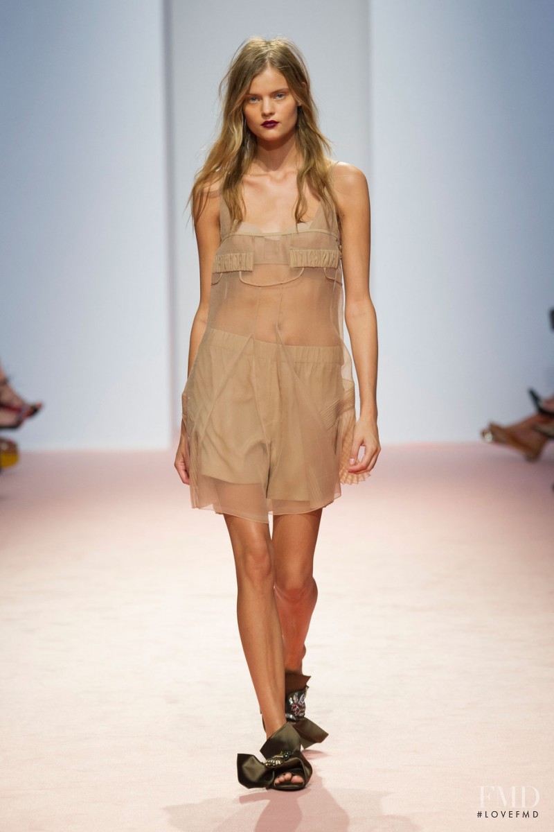Kate Grigorieva featured in  the N° 21 fashion show for Spring/Summer 2015