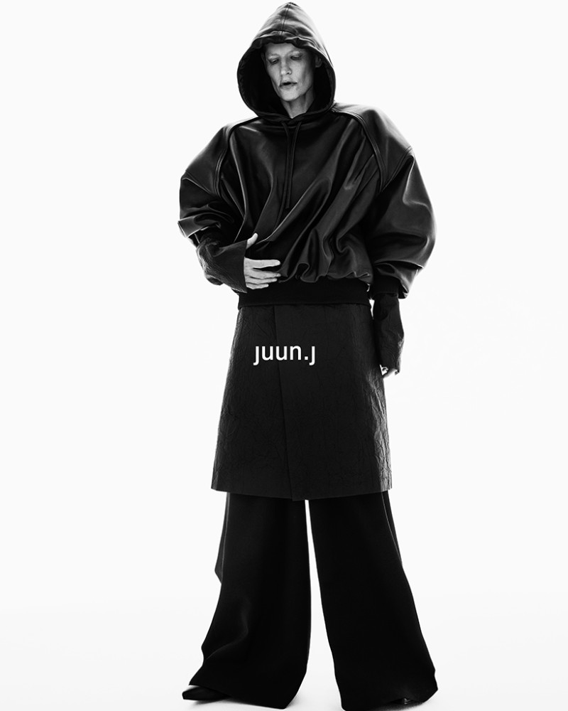 Kirsten Owen featured in  the Juun J advertisement for Autumn/Winter 2024