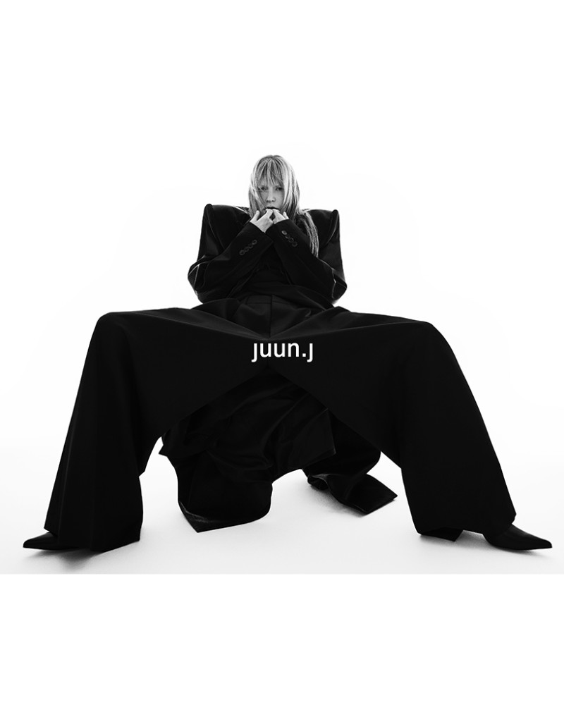 Kirsten Owen featured in  the Juun J advertisement for Autumn/Winter 2024