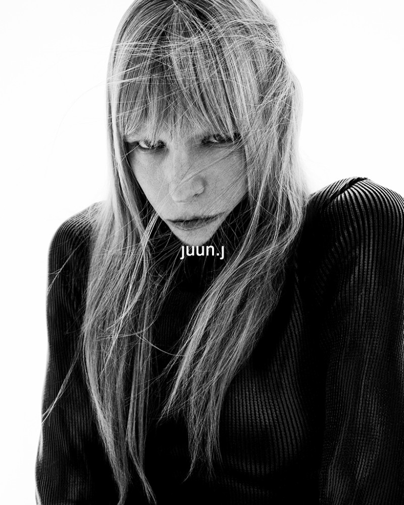 Kirsten Owen featured in  the Juun J advertisement for Autumn/Winter 2024