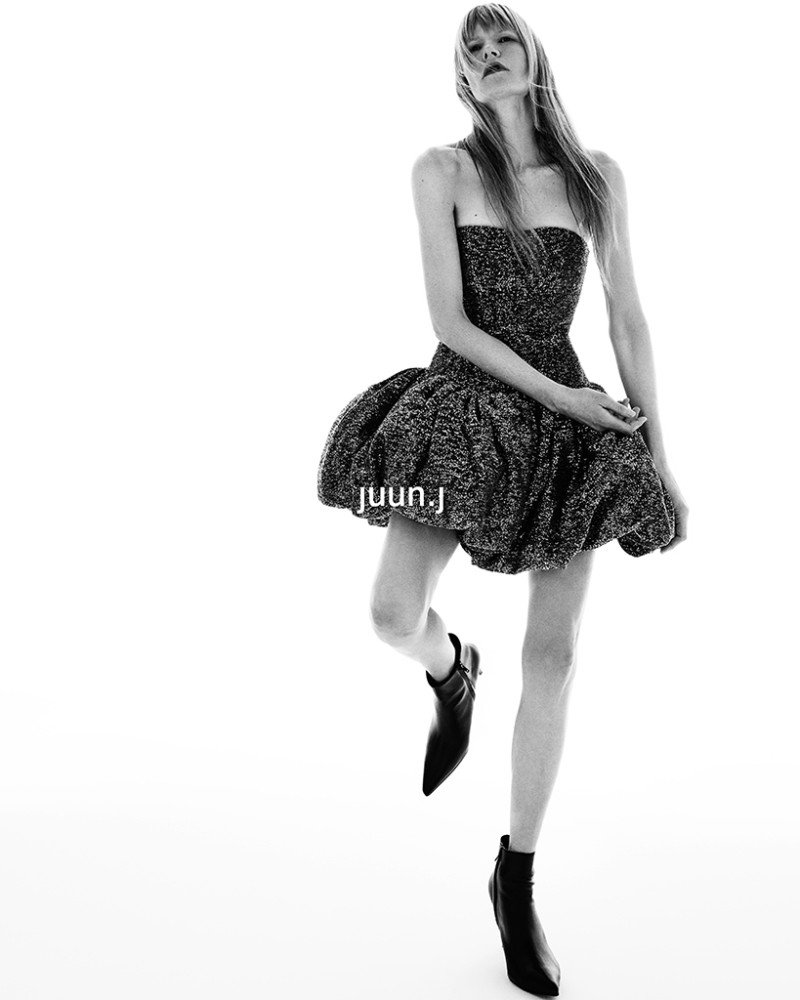 Kirsten Owen featured in  the Juun J advertisement for Autumn/Winter 2024