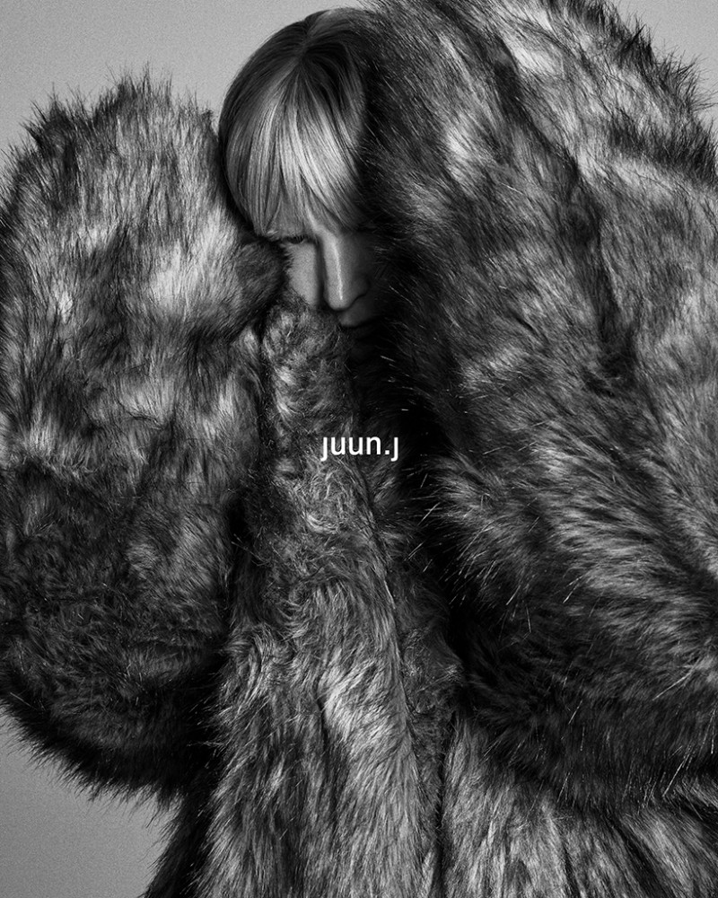 Kirsten Owen featured in  the Juun J advertisement for Autumn/Winter 2024